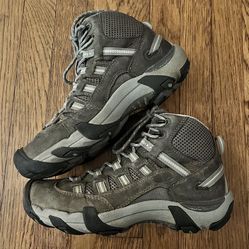 WOMENS KEEN HIKING BOOTS 