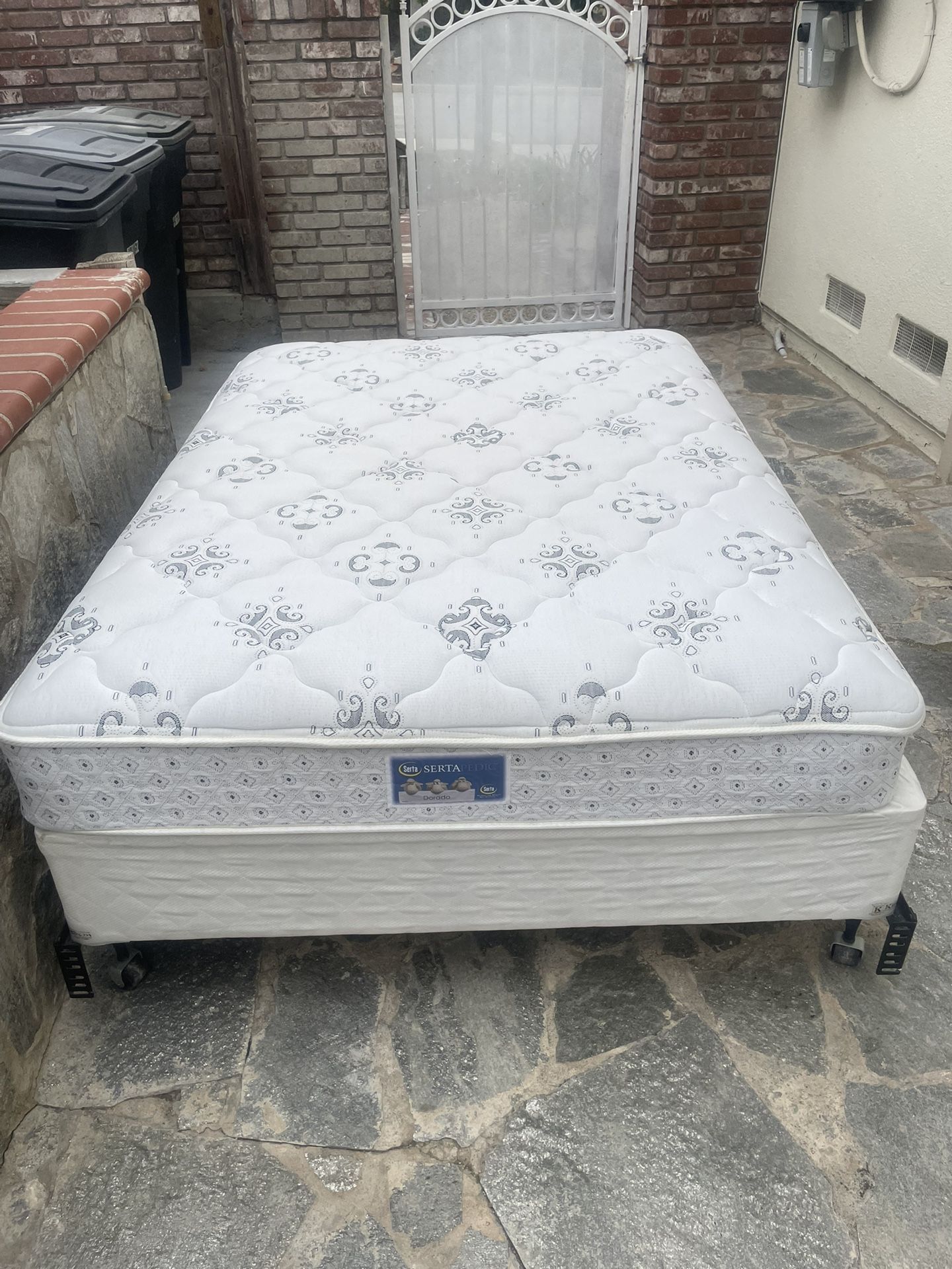 Serta Full Bed Box Spring Frame - Used