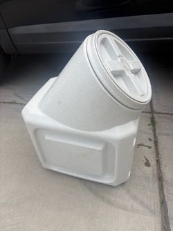 Dog Food Container 30 Pounds Capacity (Hesperia Ca)