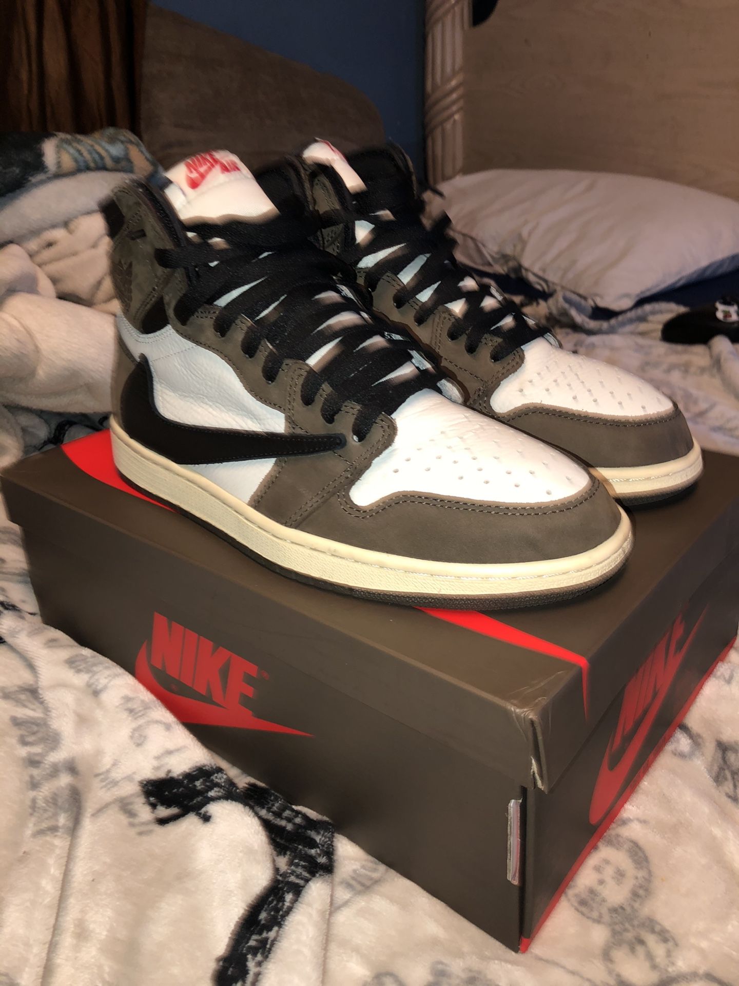 Travis Scott Jordan 1s