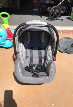 Graco baby carrier/car seat plus base