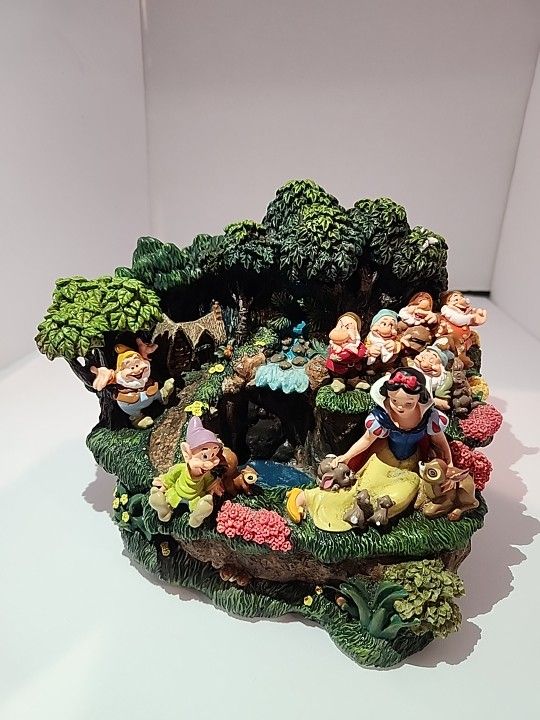 Snow White & The Seven Dwarfs Fountain The Disney Store SH-C10