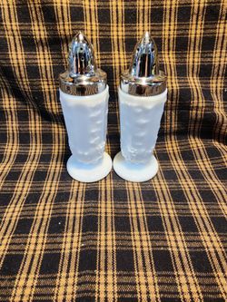 WESTMORELAND GLASS PANELED GRAPE S/P SHAKER SET