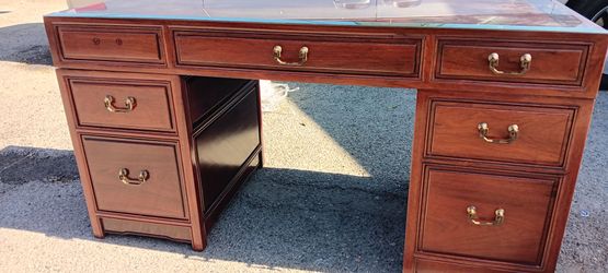 PEDESTAL DESK W/ GLASSTOP