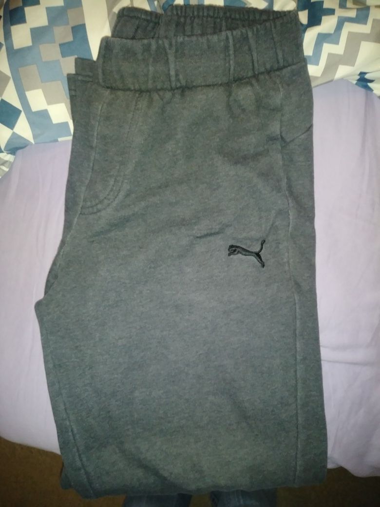 Mens puma sweats size medium . great condition.