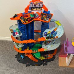 Hot wheels Ultimate Garage With Cars