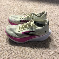 Women Size 8 Brooks Hyperion Max 3