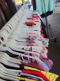 Variedad En Blusas De Mujer Y Jovensitas, Algunos Vestidos, Shots Y Faldas Nuevas.  Son Como 300 Piezas  A $250 Toda O Una Pieza A $3 Y $2 Dlrs