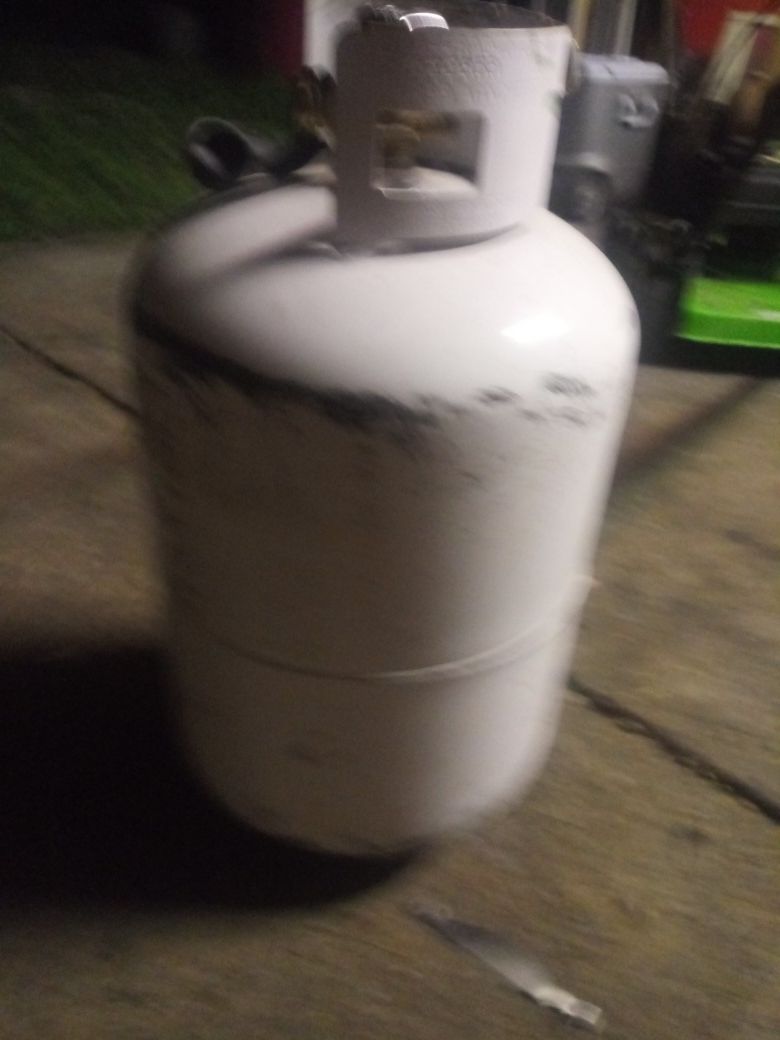 32.4L propane tank