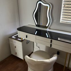 Smart Makeup Vanity with Speakers & Wireless Charging