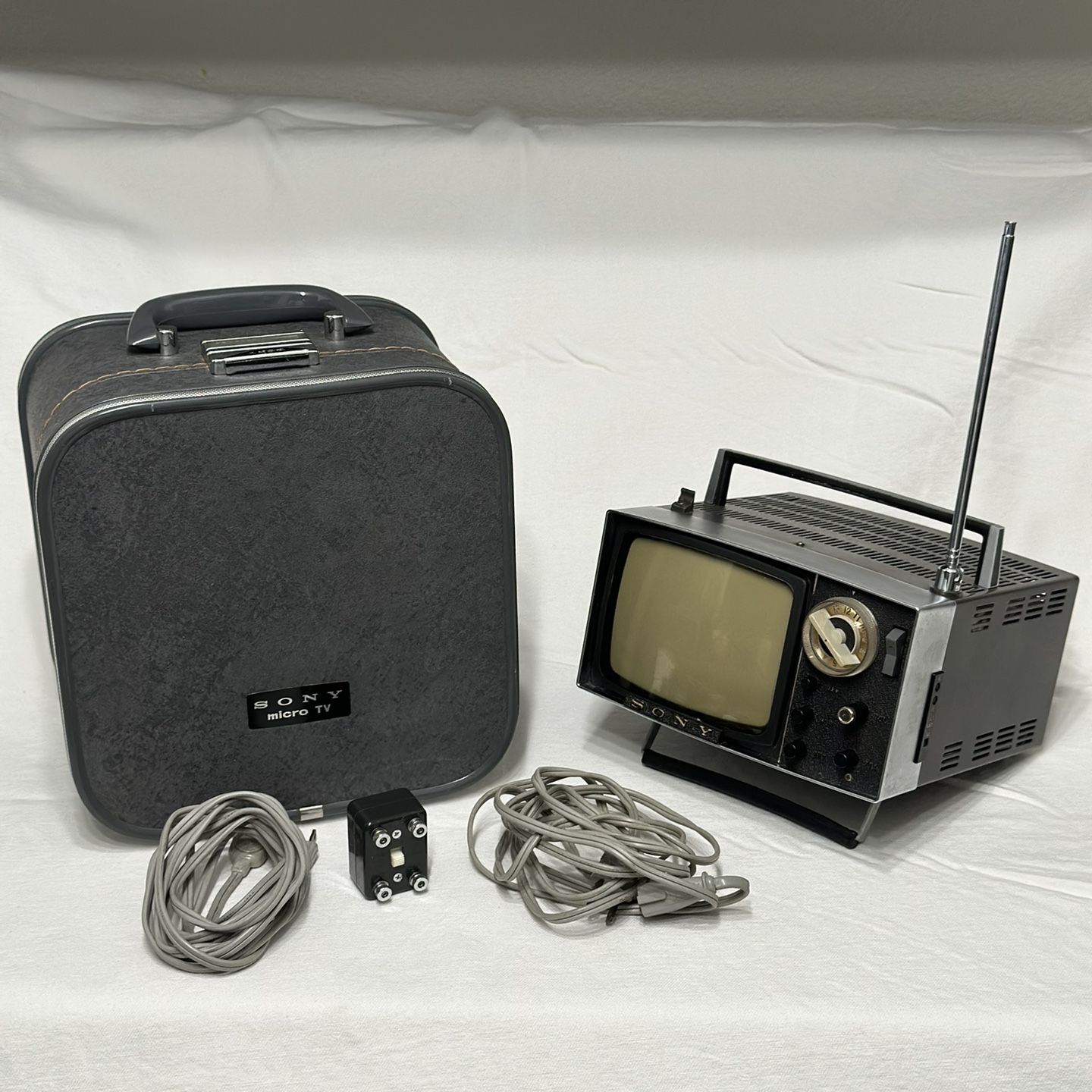 Sony 5-303W Portable Mini Television and Suitcase Of Transport
