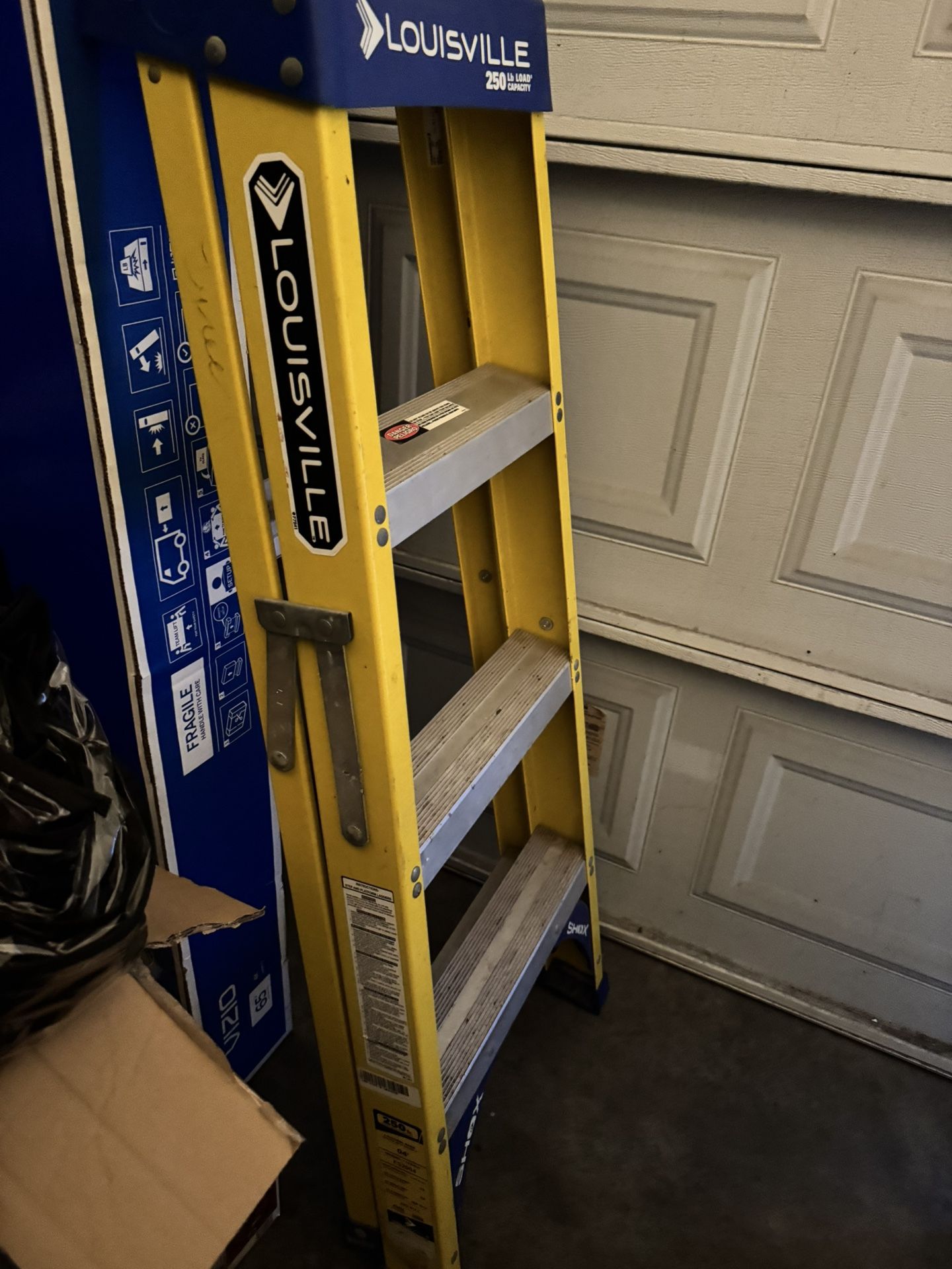 LOUISVILLE LADDER Stepladder: 4 ft Ladder Size, Fiberglass, 250 lb Load Capacity, 12 lb Wt