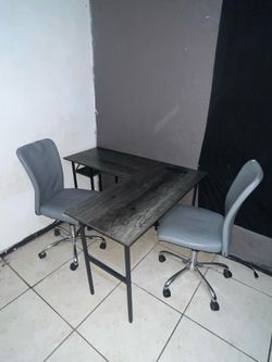 Gaming desk and 2 office chairs