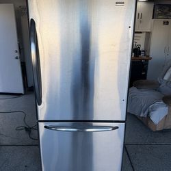 Bottom freezer refrigerator