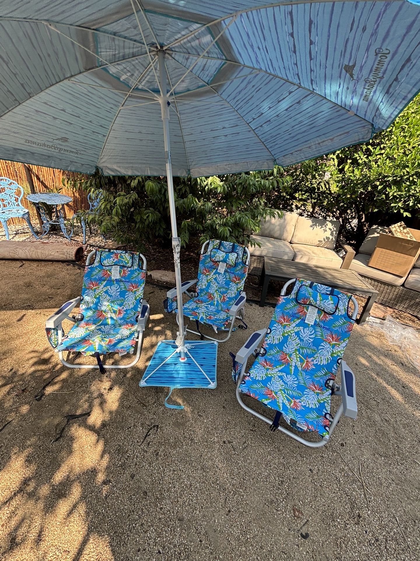 3 Tommy Bahama Beach Chairs + 1 Umbrella - Like New