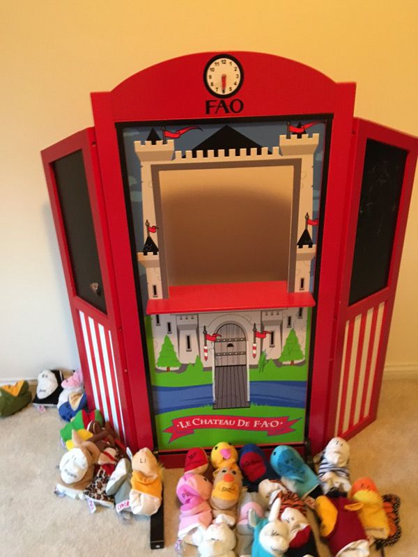 2012 Toys R Us Fao Schwarz Big Play Theater Pretend Puppet Theater NEW