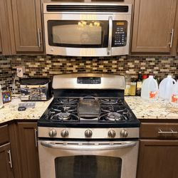 GE Gas Oven With Matching Microwave 