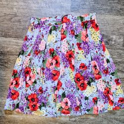 Beautiful floral mini skirt by Paco Apparel. Hidden zipper, lined. Excellent condition—no rips or tears. No size tag. Waist close- just under 27” 
(ap
