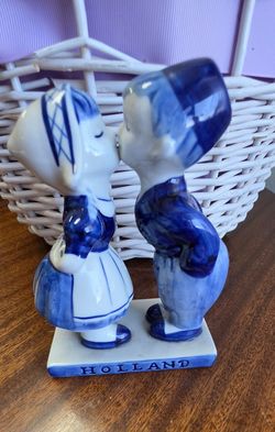Delft Blue Holland Kissing Couple Figurine