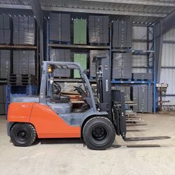 2017 Toyota 11,000 lbs capacity forklift 