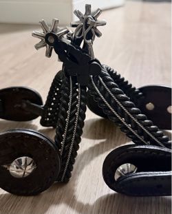 Espuelas con correones de piel