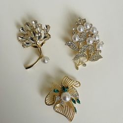 Elegant Pearl and Crystal Brooch Set