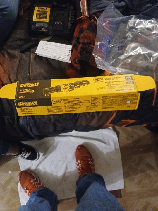 Dewalt Atomic Brushless Compact Wrench With Charger And Battery