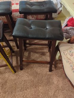 4 Wood barstools