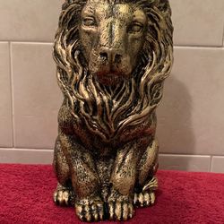 The Bookshelf, Lion Statue
