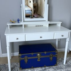 Tyssedal Vanity table And Dresser 