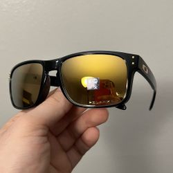 NEW Polarized Oakley Holbrook With Original Packaging