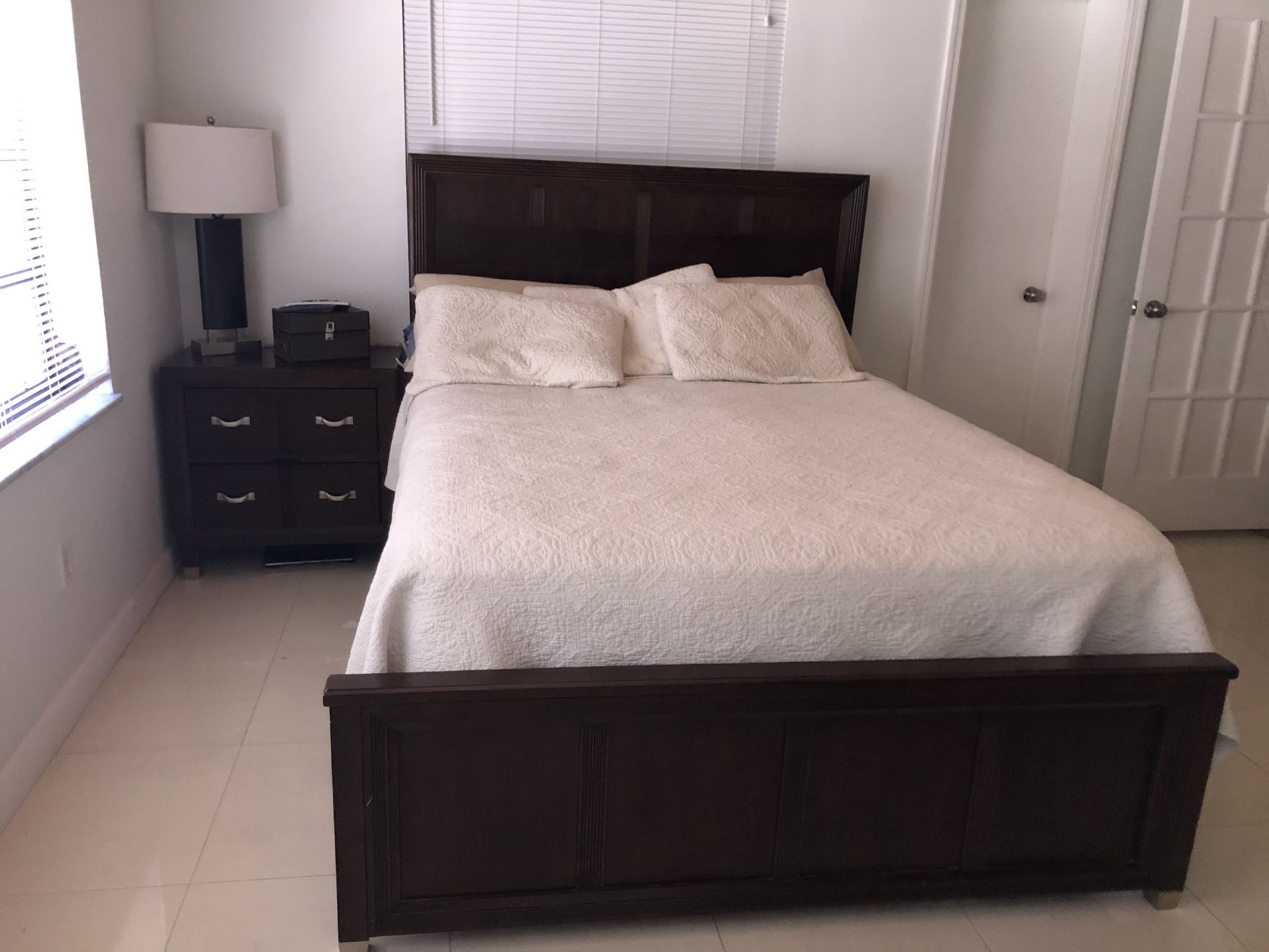 Broyhill Bedroom Set — With Lamps -Mattress Not Included
