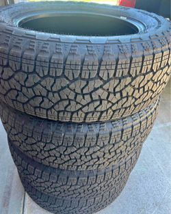 275/60/20 Goodyear Selling a set of 4 tires in excellent condition 🫡
