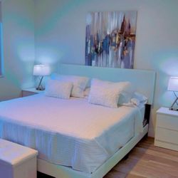 Bed King Size And Two Nightstand // Cama Tamaño King Y Dos Mesitas De Noche 