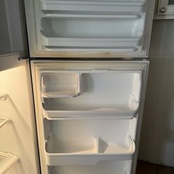 18.2 cu. sq. Frigidaire Top freezer Refrigerator