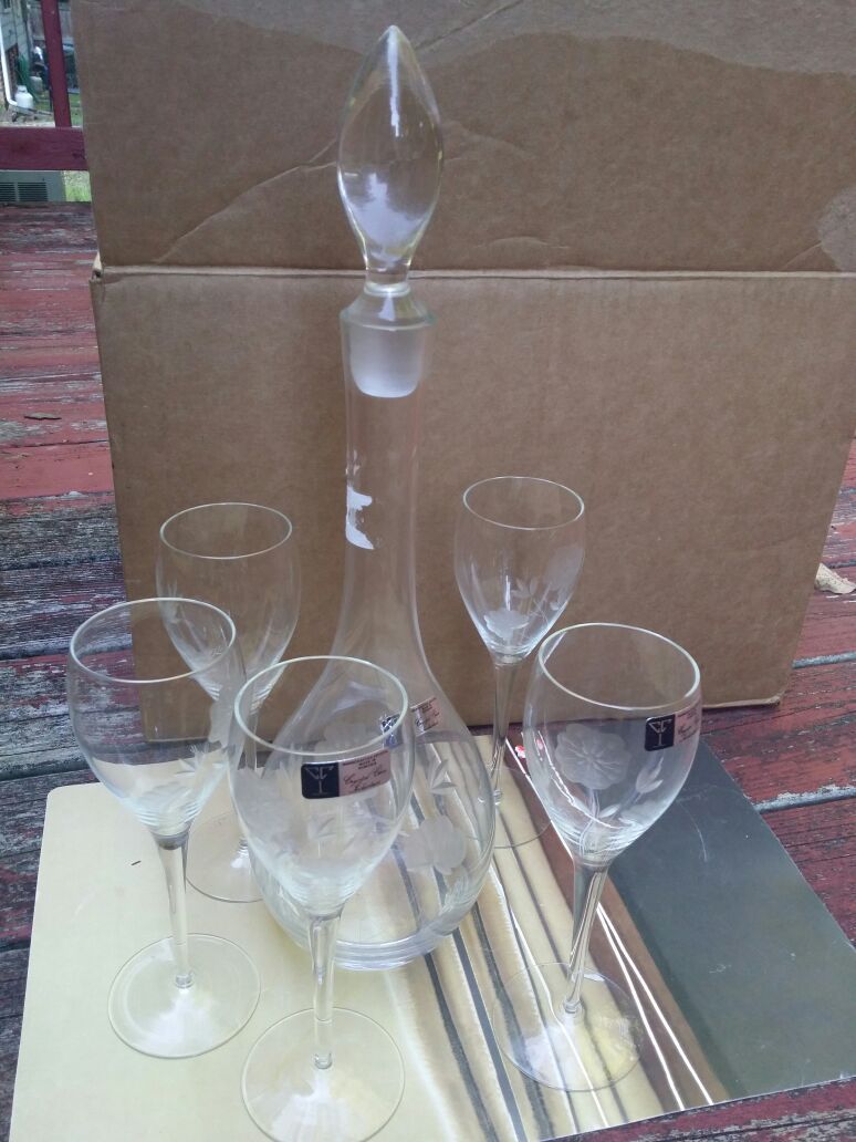 Romanian etched crystal decanter with stopper and 5 matching wine glasses, largest 18"