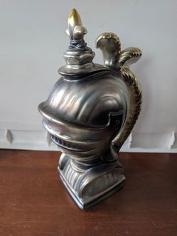 VINTAGE OLD KNIGHT CERAMIC HELMET MUSIC BOX LIQUOR DECANTER WHISKEY BOTTLE 10.5" antique