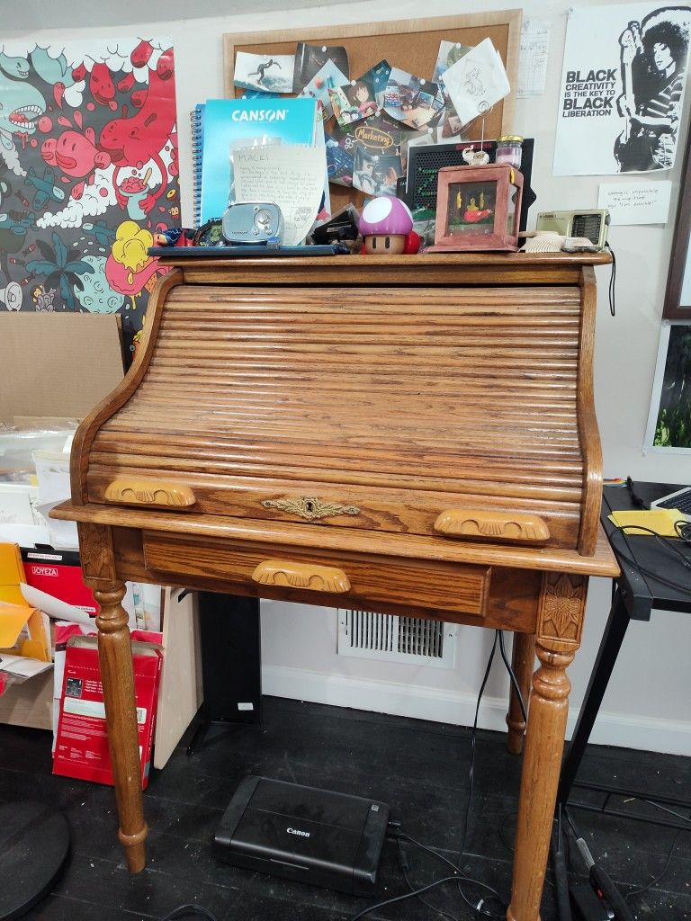 Lockable Rolltop Desk (Lock Needs Replacement)