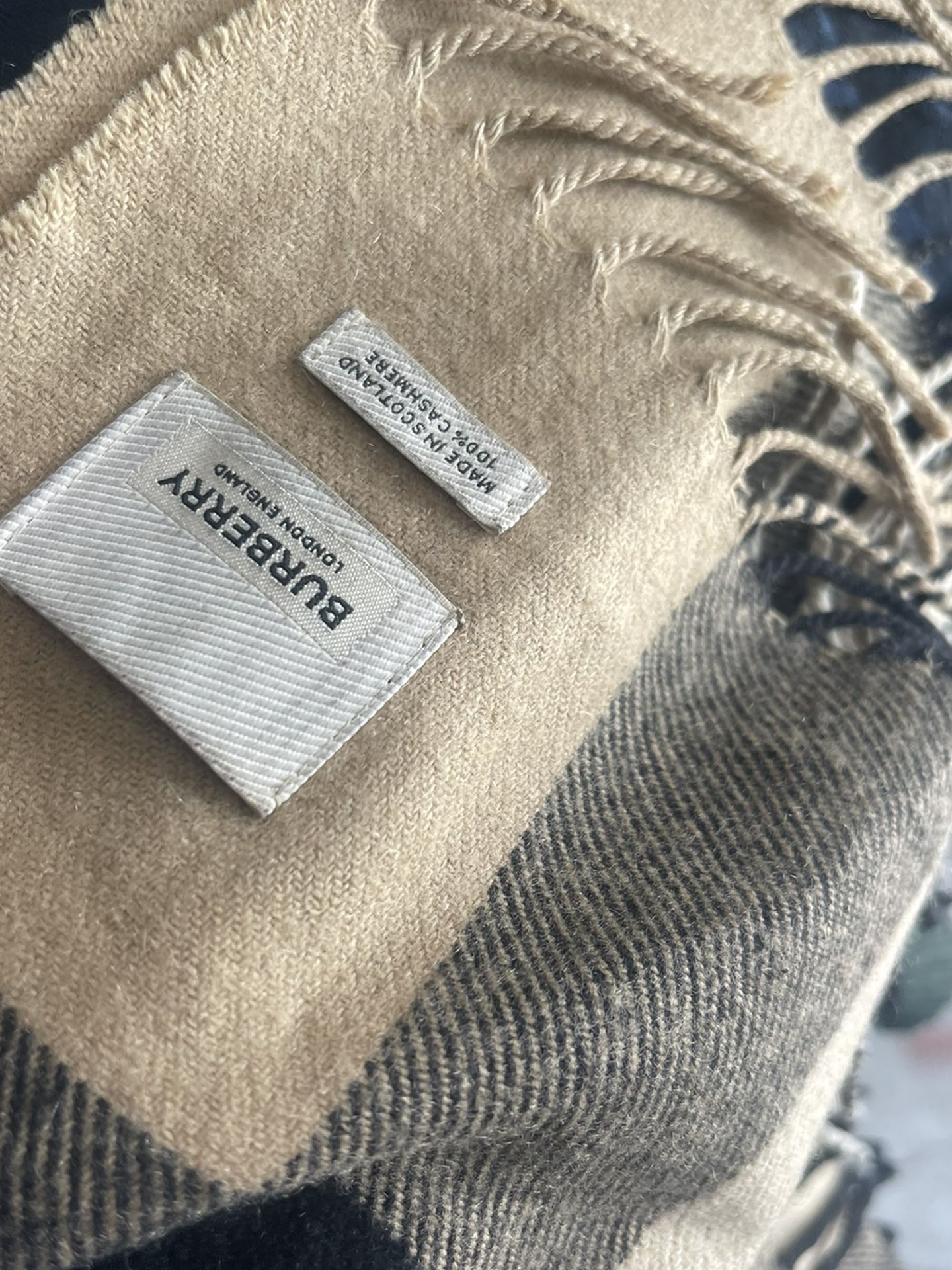 Burberry Scarf Great Condition for Sale in Miami Beach, FL - OfferUp