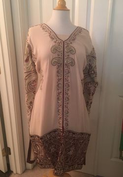 Beautiful velvet trimmed embroidered traditional Indian wedding bridal or guest dress size L chiffon silk and velvet Bollywood sari