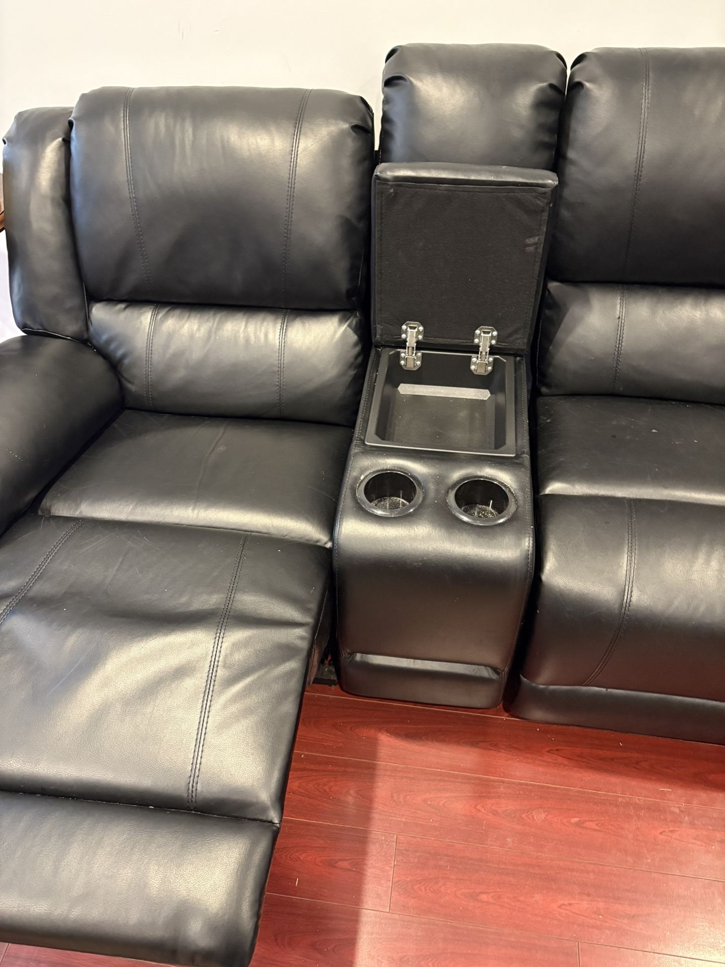 1 YEAR OLD LEATHER THEATRE COUCH 