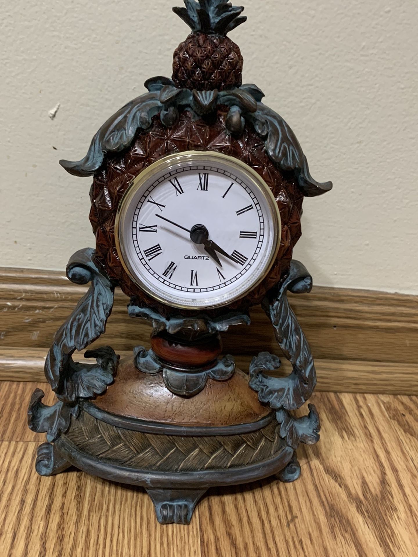 Vintage Pineapple Clock