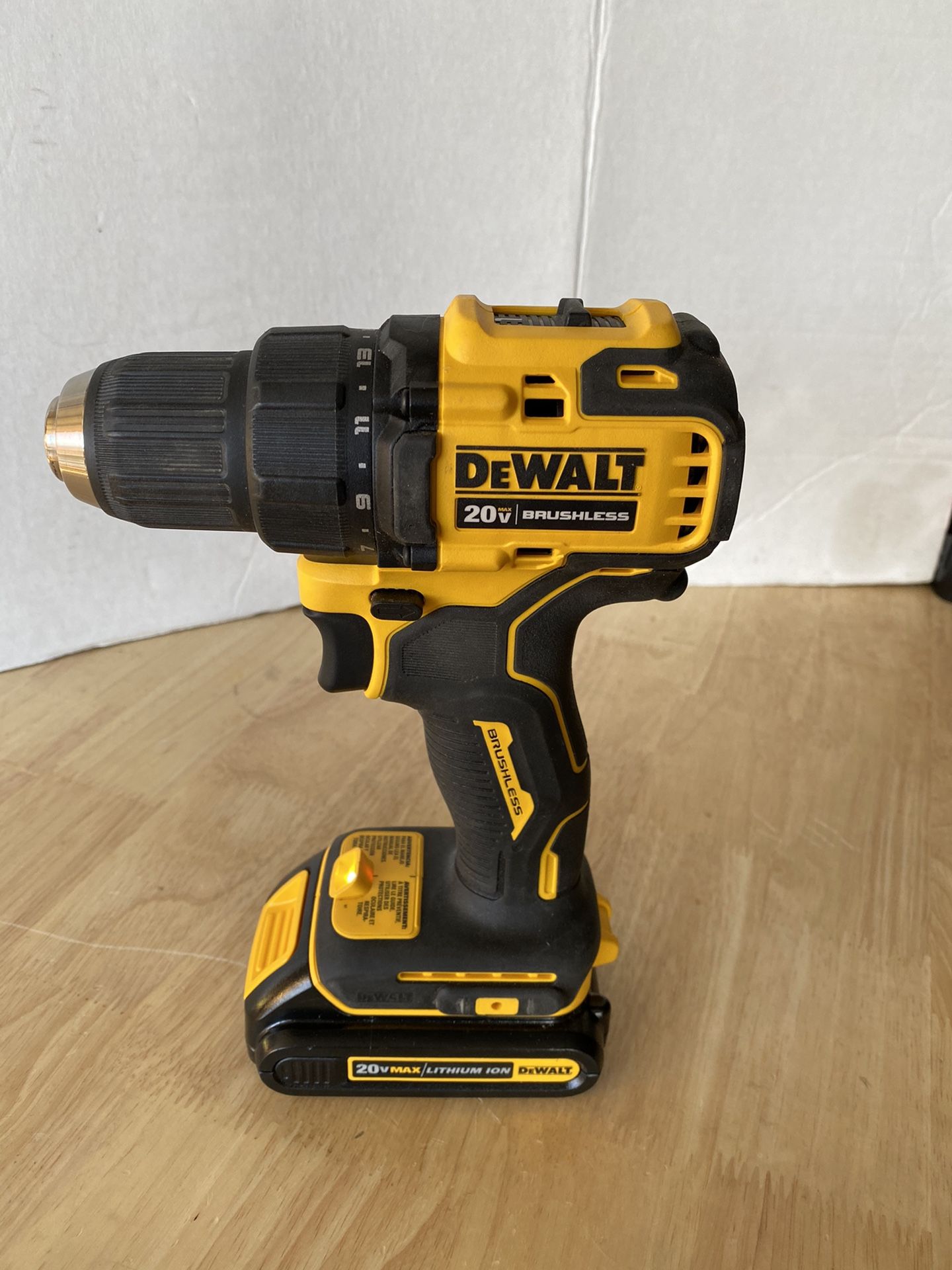 DEWALT ATOMIC 20-Volt MAX Brushless Cordless 1/2 in. Drill/Driver with battery