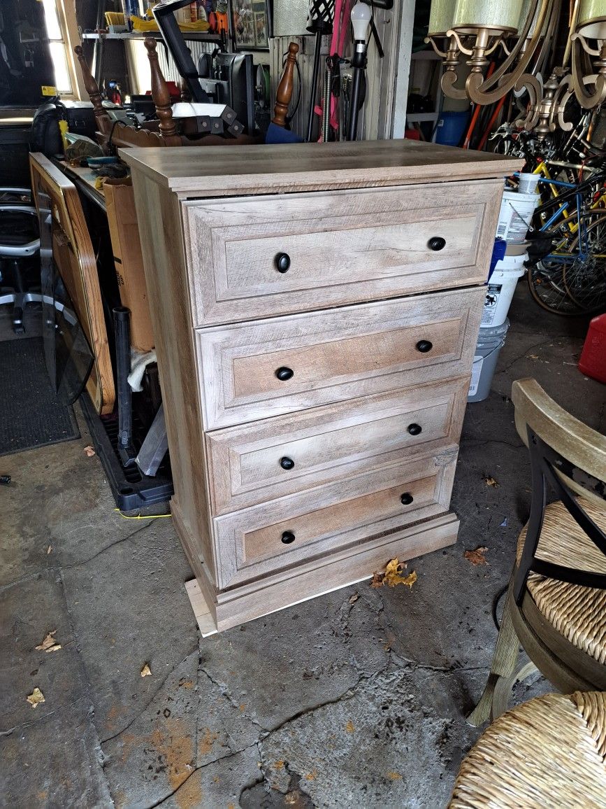 Lovely 4' Crossmill 4 Drawer Dresser/ Chest of Drawers.
Bring style and functionality to your home`s interior with this Crossmill Four Drawer Dresser