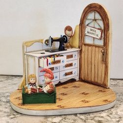 New In Box VINTAGE 2006 GOEBEL DOLL HOSPITAL FIGURINE DISPLAY