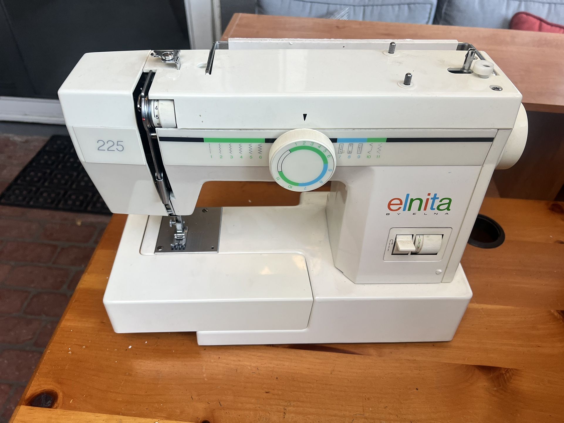 Elnita 225 Sewing Machine