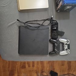 PS4 Slim 1T Black. 2 Controllers And A Charging Stand