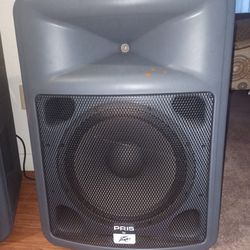 Two PR15 Peavey Speakers In Almost New Condition 