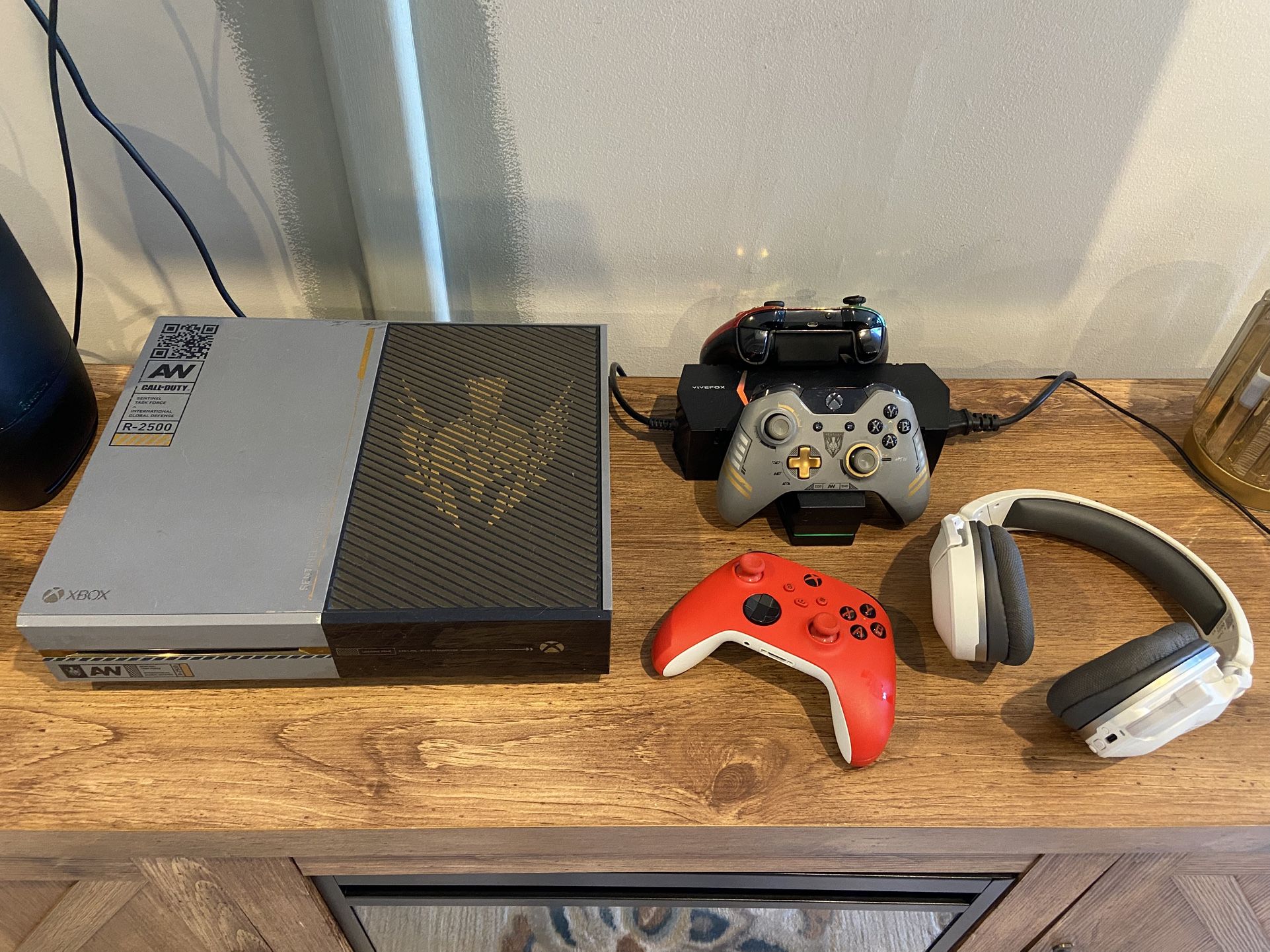 Limited Edition Call of Duty Xbox One Console Bundle(DESCRIPTION)