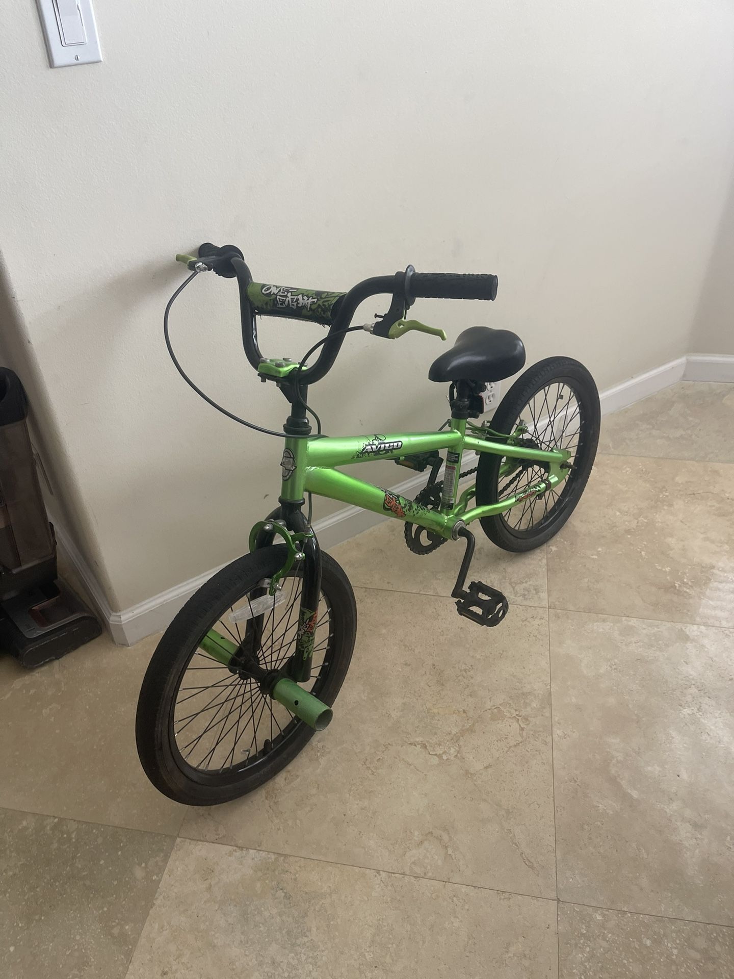 Avigo 18” Kids Bicycle - Has Flat- Brake
